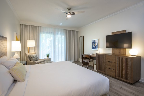 Hawks Cay Guestroom with 1 King bed and tv