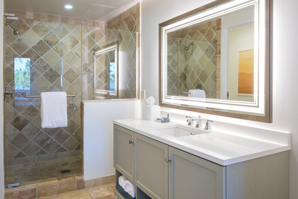 Hawks Cay Guestroom - Water View 2 Queen Bath