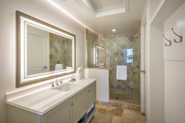 Hawks Cay Guestroom - Water View Lanai - 2 Queen Bath