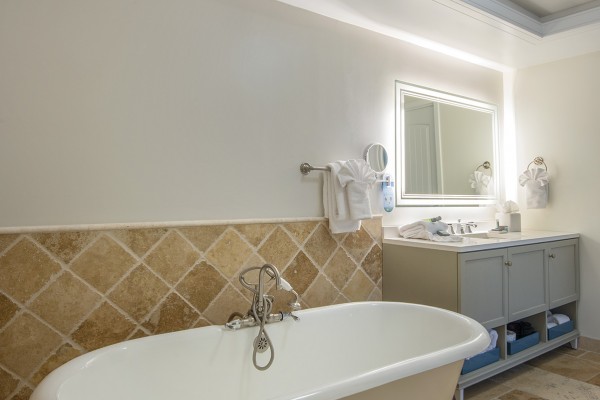 Hawks Cay Guestroom - One Bedroom Presidential Suite - Bathroom