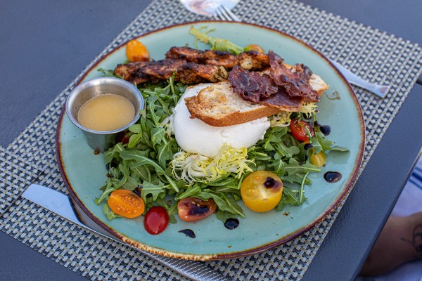 Outdoor dining at Angler and Ale in the Florida Keys.
